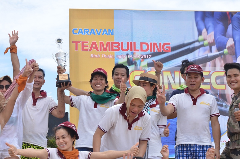 Đội giành chiến thắng trong các trò chơi Team Building trên bãi biển.