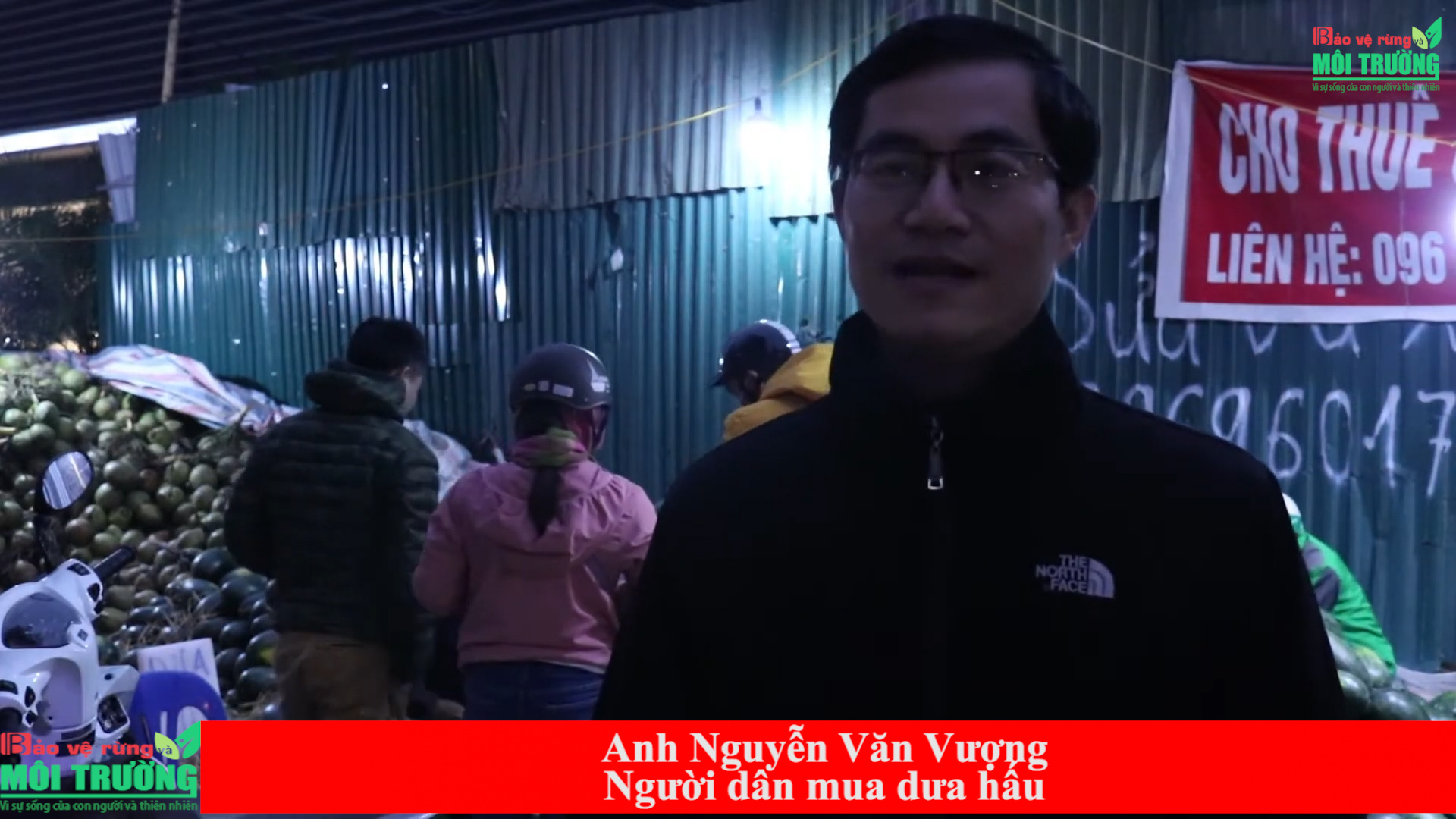 Anh Nguyễn Văn Vượng, khách hàng mua dưa hấu.