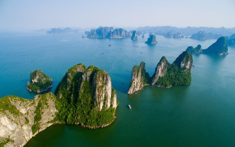 Vịnh Hạ Long - một kỳ quan thiên nhiên của Việt Nam, hãy xem bức ảnh này để trải nghiệm những cảm xúc kỳ vĩ nhất khi ngắm nhìn hàng trăm đảo đá vôi lấp lánh giữa biển xanh ngát.