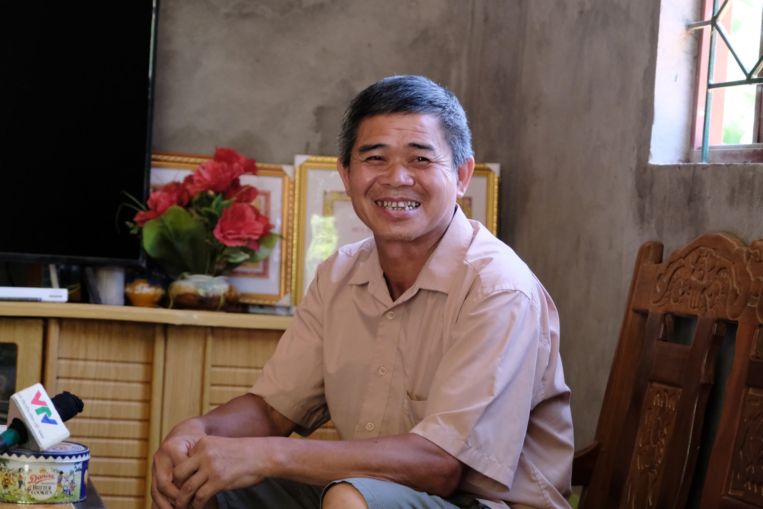 Ông Đàm Văn Neo, xã Trường Hà, tỉnh Cao Bằng vui mừng khi được nhận gần 2.000 cây keo từ chương trình.