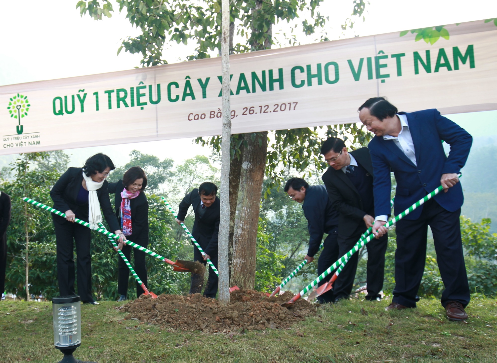 Vinamilk trao tặng hơn 80.700 cây xanh tại tỉnh Cao Bằng, ngoài trồng tại Khu di tích Quốc gia Pác Bó thì còn được giao cho người dân để trồng cây gây rừng.