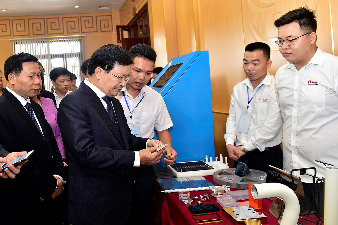 Phó Thủ tướng Trịnh Đình Dũng tham quan khu trưng bày sản phẩm phụ trợ của một số doanh nghiệp trên địa bàn tỉnh Bắc Ninh - Ảnh: VGP/Nhật Bắc