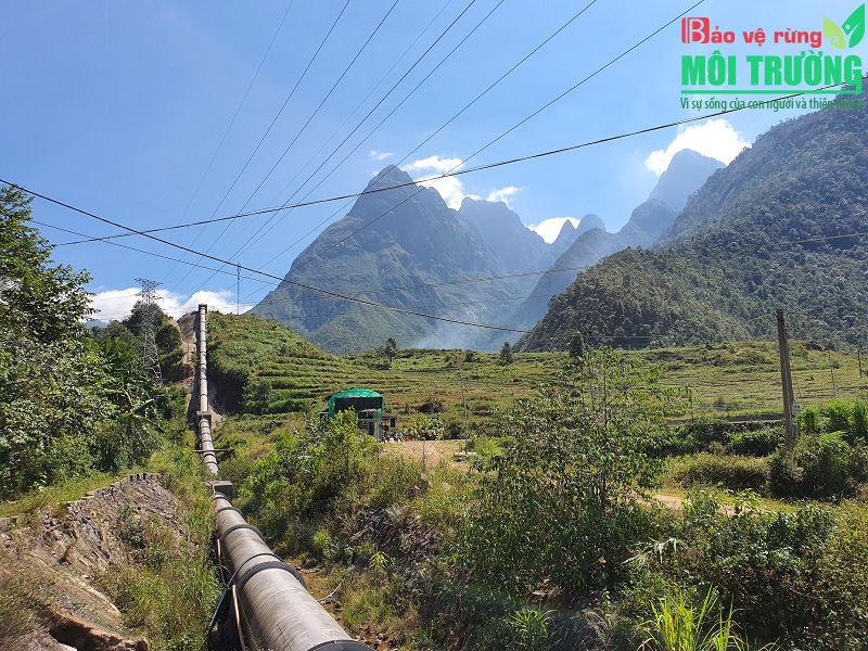 Một đường ống dẫn nước đến thủy điện tại xã Sơn Bình.