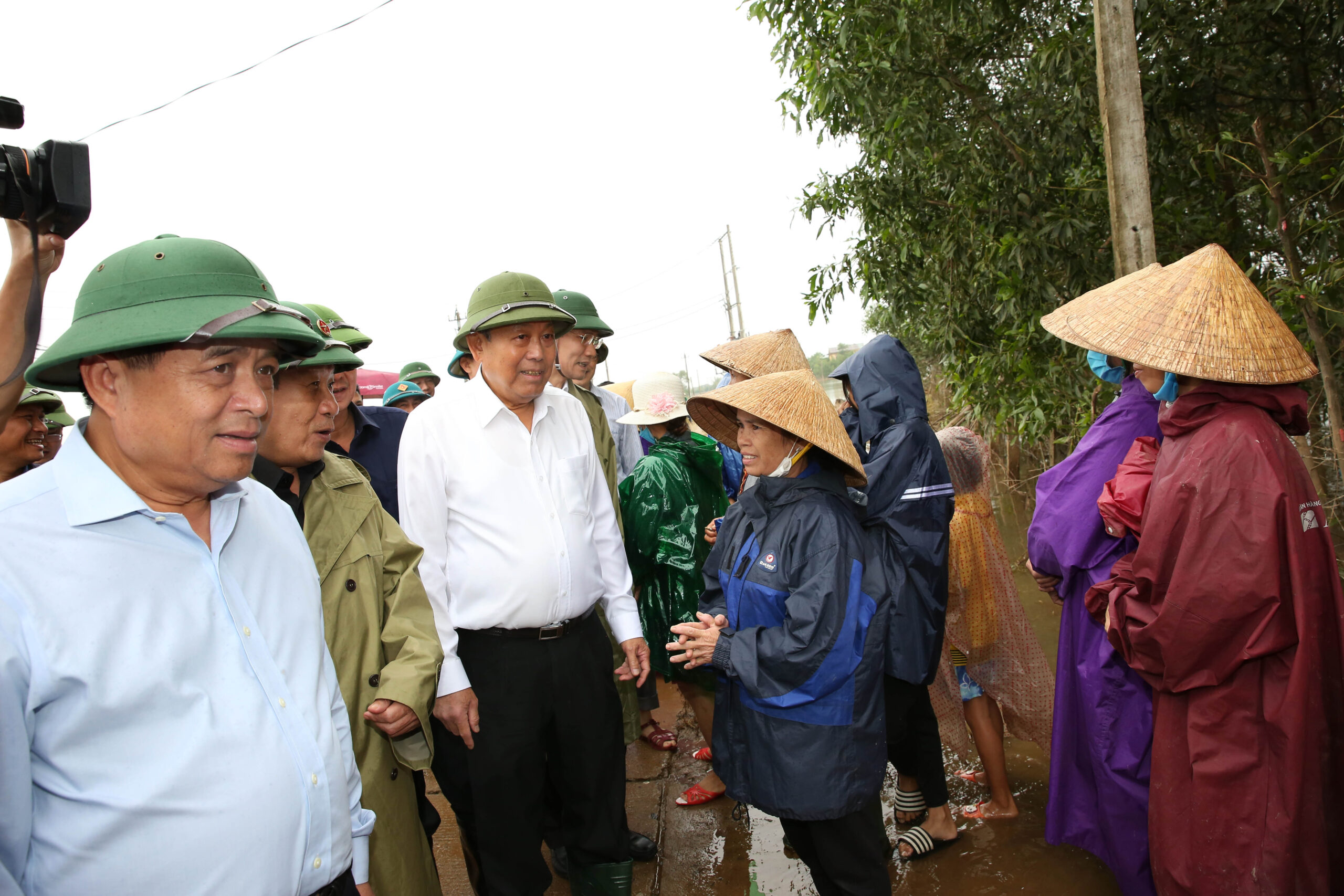 Phó Thủ tướng Trương Hòa Bình thị sát công tác khắc phục và động viên nhân dân xã Hải Định sớm ổn định cuộc sống