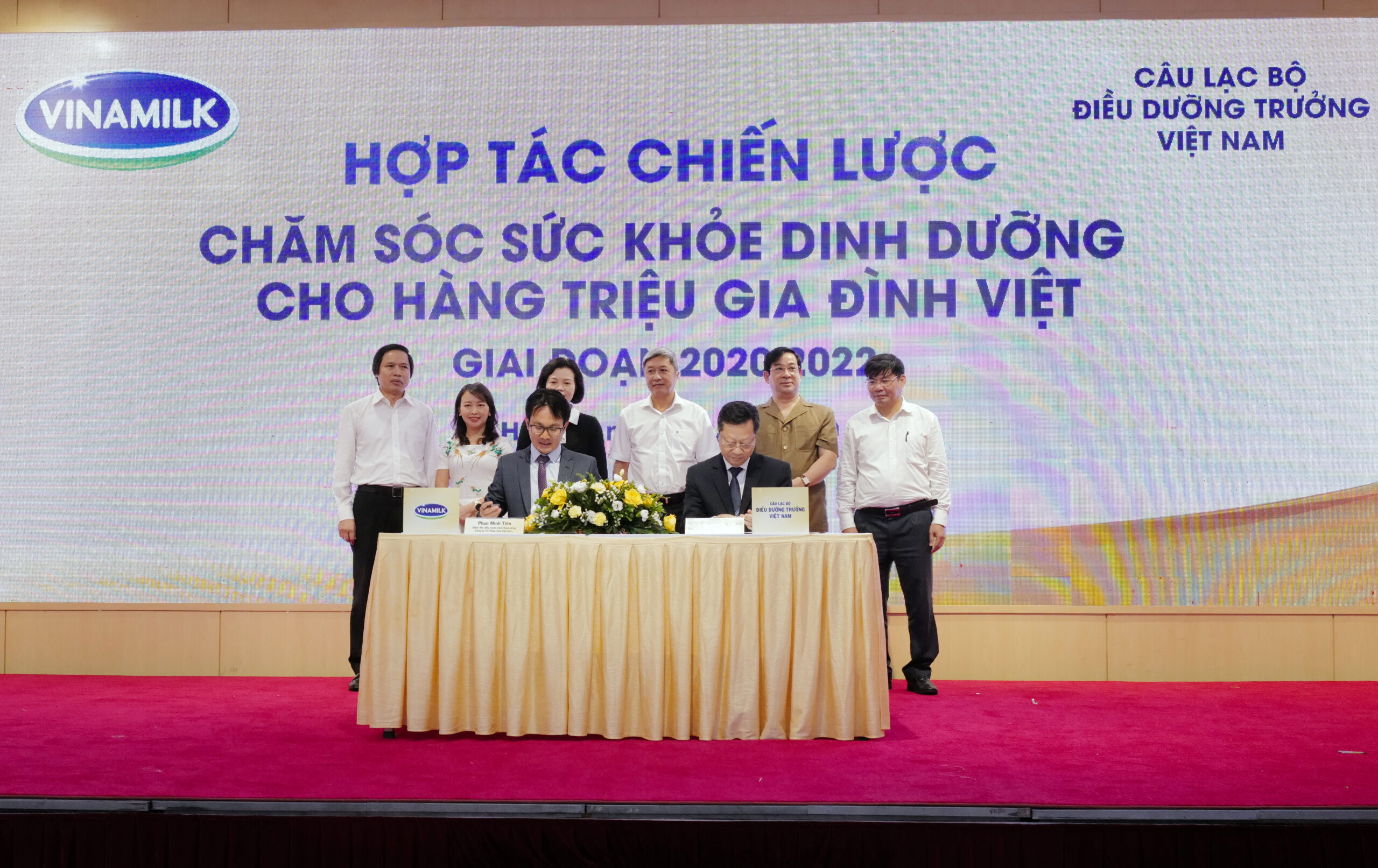 Ông Phan Minh Tiên (bên trái) và ông Hoàng Văn Thành đại diện ký kết hợp tác chiến lược giữa Vinamilk và CLB Điều dưỡng trưởng Việt Nam giai đoạn 2020-2022.