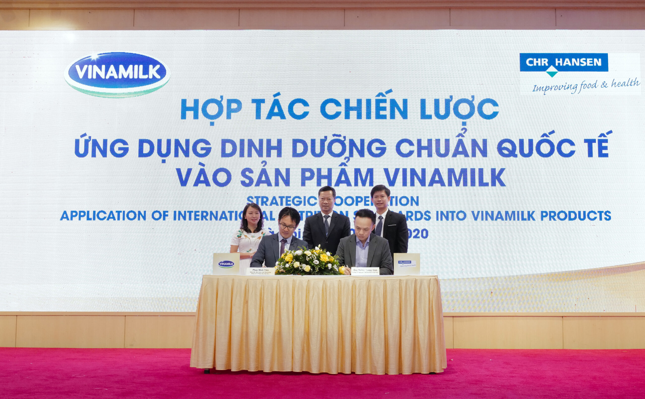Ông Phan Minh Tiên và ông Dương Quang Vinh, Trưởng đại diện của tập đoàn CHR Hansen tại Việt Nam thực hiện ký kết hợp tác chiến lược tại sự kiện.