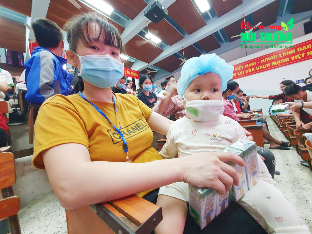 Bệnh nhi Đặng Đức Hải mới 15 tháng tuổi (quê Bắc Ninh) đang điều trị bệnh Não úng thủy tại Bệnh viện Nhi Trung ương.