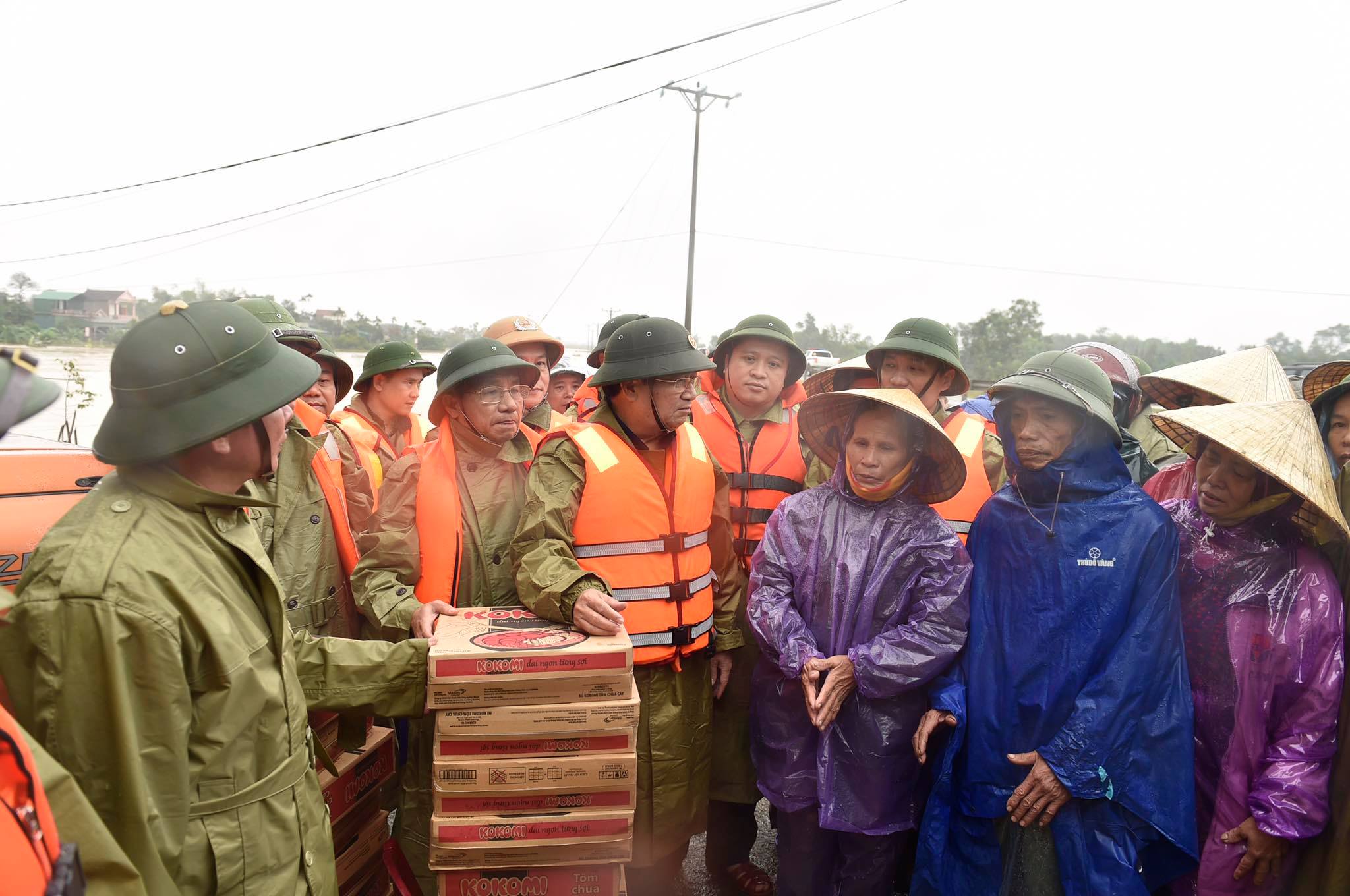 Phó Thủ tướng Trịnh Đình Dũng thăm hỏi người dân ở xóm 7, xã Cẩm Nghi, huyện Cẩm Xuyên