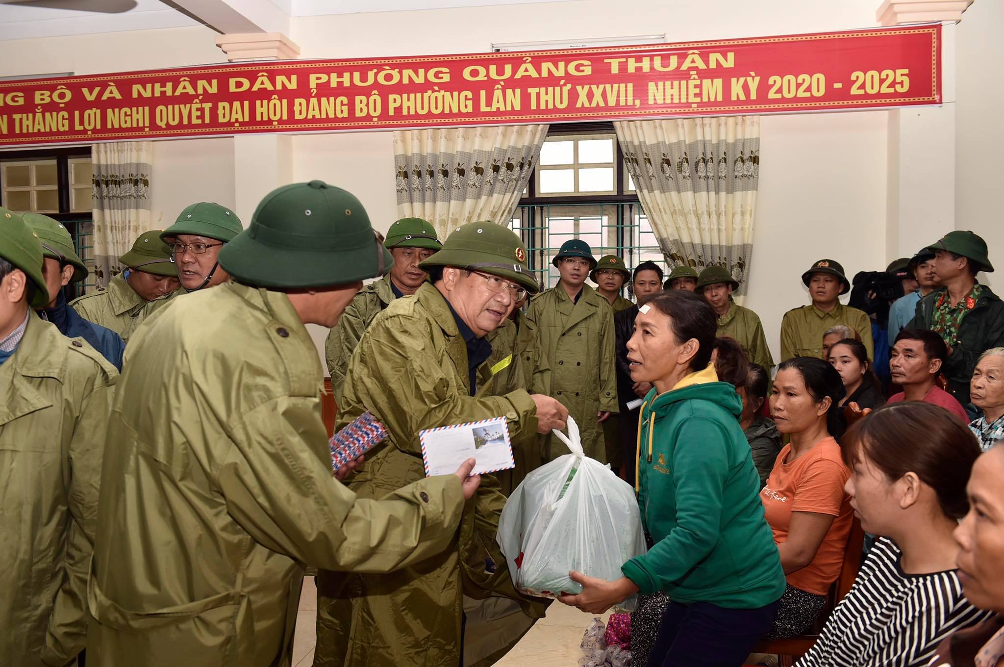 Phó Thủ tướng và đoàn công tác thăm hỏi bà con phường Quảng Thuận, thị xã Ba Đồn, tỉnh Quảng Bình đang tập trung tránh trú bão tại trụ sở HĐND phường.