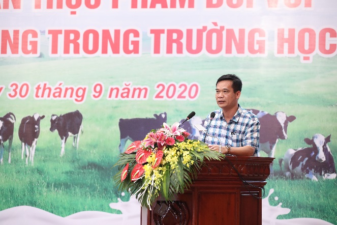 Ông Trần Đăng Khoa – Phó Vụ trưởng Vụ sức khỏe Bà Mẹ - Trẻ em (Bộ Y tế) trình bày về thực trạng triển khai chương trình Sữa học đường tại Việt Nam.