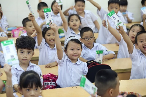 Trẻ em tại một số tỉnh thành cả nước đã quen với những giờ uống sữa học đường vui tươi và đầy bổ ích tại trường học.