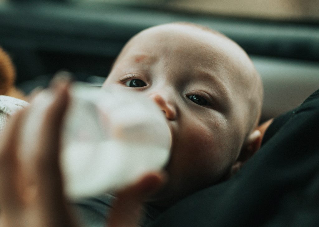 Theo nghiên cứu mới, trẻ em bú phải một triệu hạt vi nhựa mỗi ngày qua sữa bình.