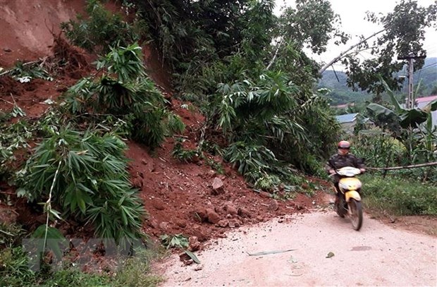 Sạt lở đất do mưa lũ ảnh hưởng đến các phương tiện tham gia giao thông tại xã Minh Tân, huyện Bảo Yên, Lào Cai. (Ảnh: Quốc Khánh/TTXVN)