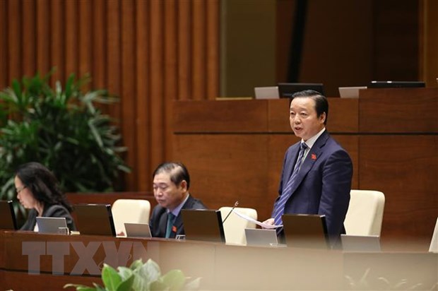 Bộ trưởng Bộ Tài nguyên và Môi trường Trần Hồng Hà báo cáo, làm rõ một số vấn đề đại biểu Quốc hội nêu. (Ảnh: Dương Giang