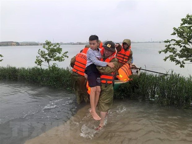 Lực lượng công an huyện Thạch Hà, tỉnh Hà Tĩnh sơ tán người già, trẻ em đến nơi an toàn.