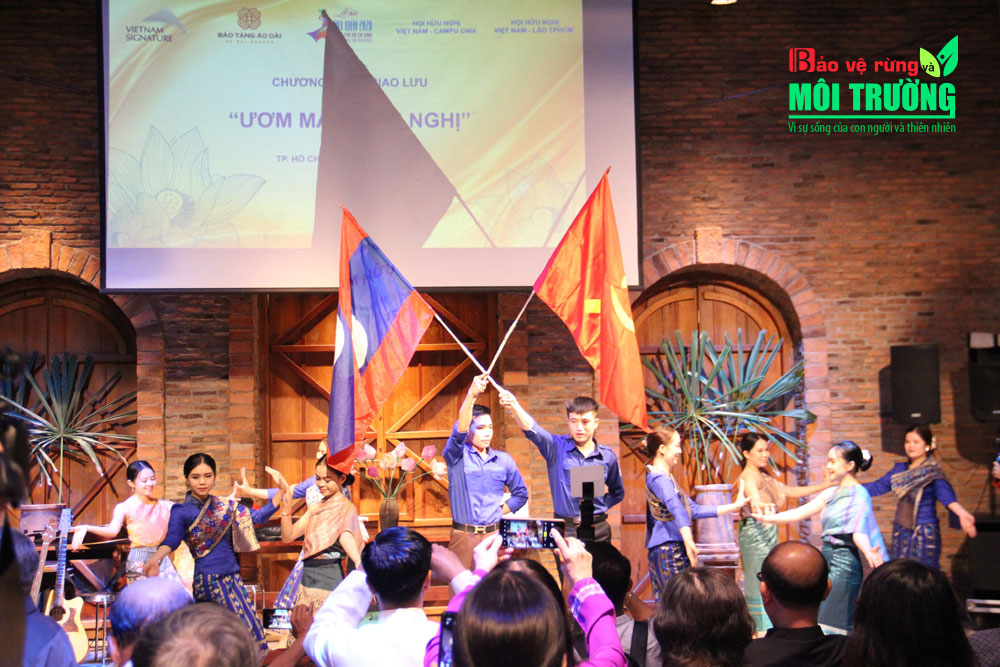 Tiết mục biểu diễn đầy đặc trưng văn hóa của các sinh viên Lào.