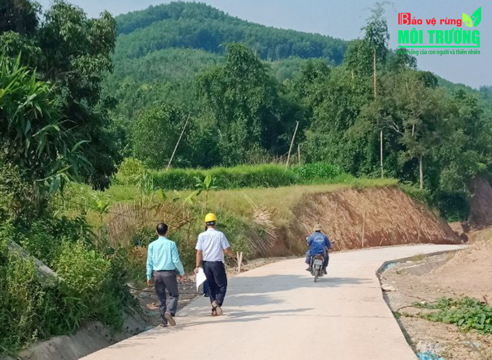Giao thông thôn bản trên địa bàn tỉnh Quảng Ninh ngày càng được hoàn thiện và nâng cấp góp phần thúc đẩy kinh tế đồng bào dân tộc thiểu số.