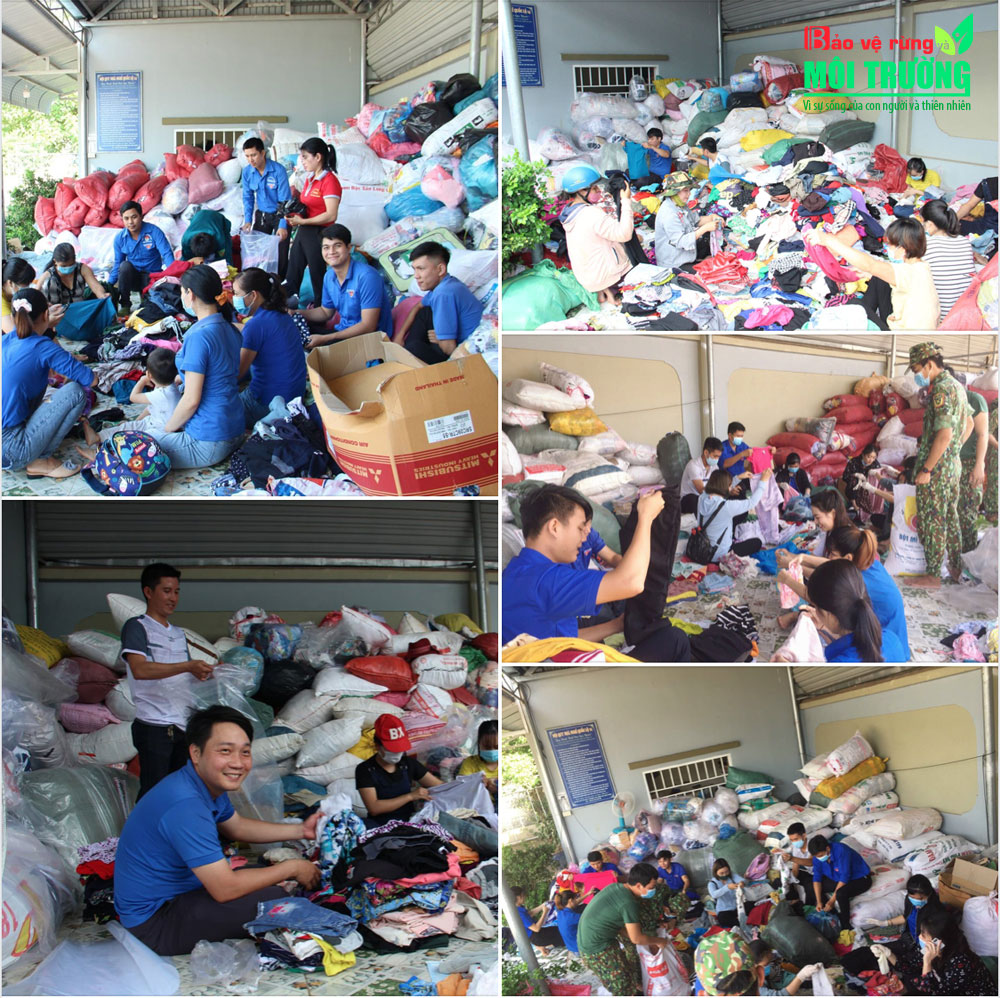 Các bạn trẻ hào hứng giúp Hội Nữ doanh nhân tỉnh Bình Phước phân loại quần áo để tặng người dân miền Trung.