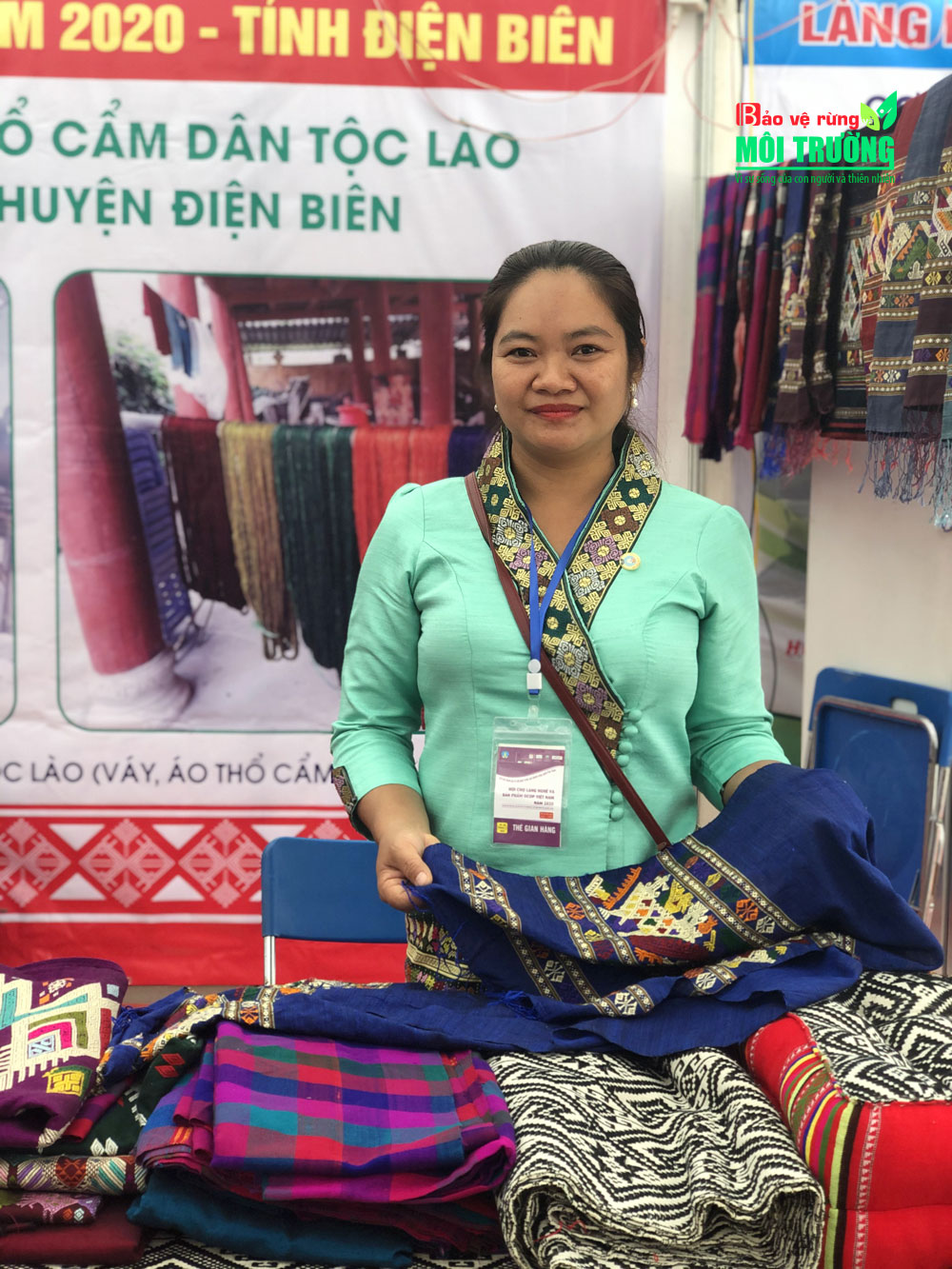 Chị Lò Thị Vân và những sản phẩm dệt tay từ xã Pa Thơm – huyện Điện Biên, tỉnh Điện Biên.