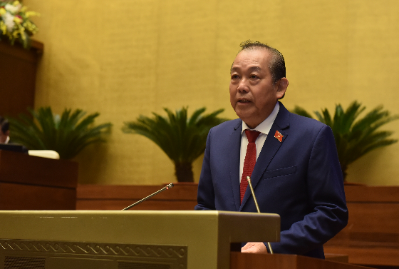 Phó Thủ tướng Thường trực Chính phủ Trương Hòa Bình trình bày Báo cáo việc thực hiện các nghị quyết của Quốc hội về giám sát chuyên đề và chất vấn trong nhiệm kỳ khóa XIV và một số nghị quyết trong nhiệm kỳ khóa XIII.