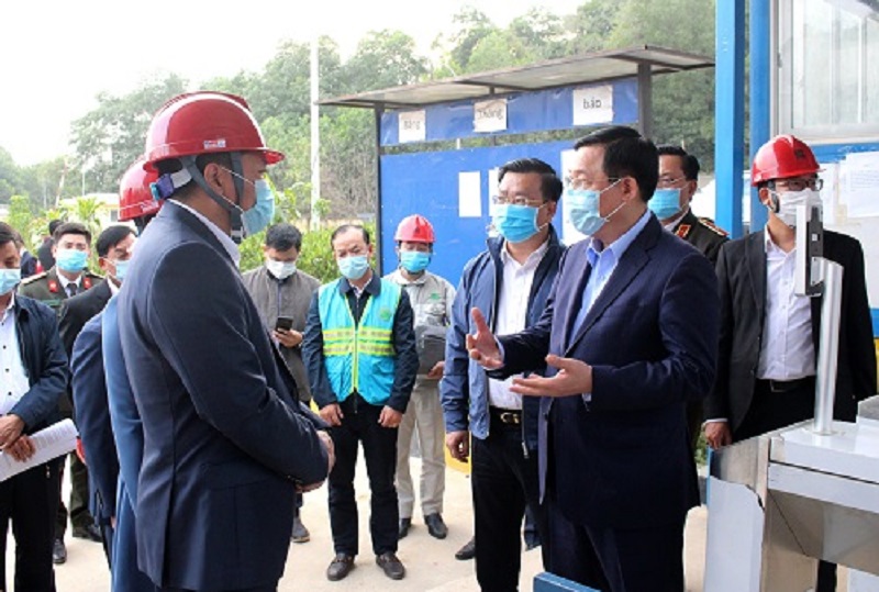 Bí thư Thành ủy Vương Đình Huệ đi kiểm tra thực tế tại Khu liên hợp xử lý rác thải Sóc Sơn.