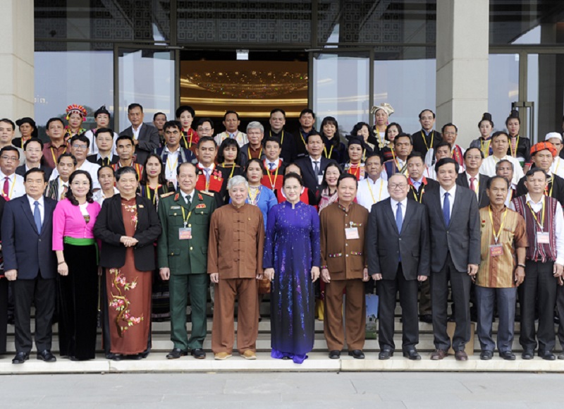 Chủ tịch QH Nguyễn Thị Kim Ngân với các đại biểu dân tộc thiểu số tiêu biểu.