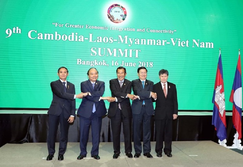 Tổng thống Myanmar Win Myint, Thủ tướng Nguyễn Xuân Phúc, Thủ tướng Campuchia Samdech Techo Hun Sen, Thủ tướng Lào Thongloun Sisoulith và Tổng thư ký ASEAN Lim Jock Hoi chụp ảnh chung hợp tác môi trường phát triển tại Lễ khai mạc hội nghị CLMV..