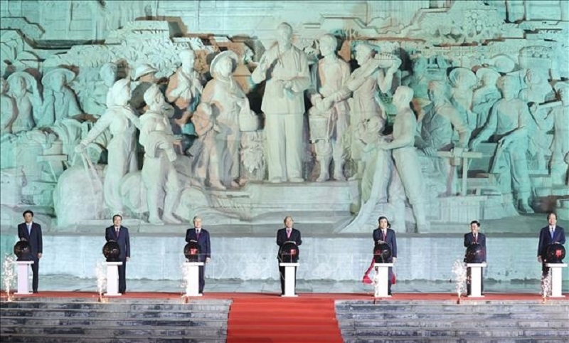 Thủ tướng Nguyễn Xuân Phúc, Thường trực Ban Bí thư Trần Quốc Vượng và các đại biểu thực hiện nghi thức khánh thành Tượng đài “Bác Hồ với nông dân Việt Nam”.