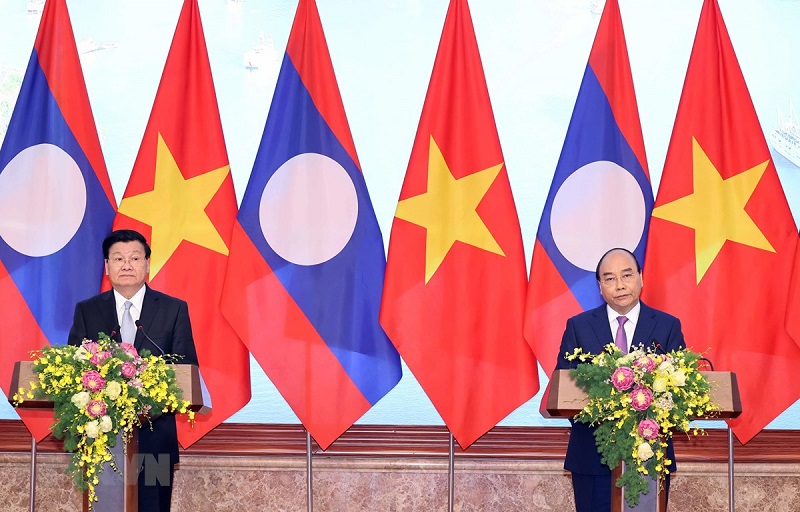 Thủ tướng Nguyễn Xuân Phúc và Thủ tướng Lào Thongloun Sisoulith họp báo chung sau khi kết thúc Kỳ họp lần thứ 43 Ủy ban liên Chính phủ Việt-Lào.