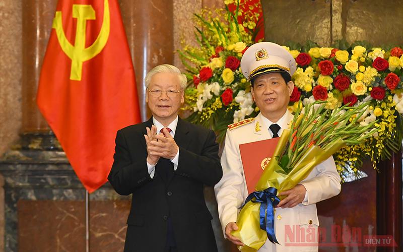 Tổng Bí thư, Chủ tịch nước Nguyễn Phú Trọng trao Quyết định thăng quân hàm Thượng tướng cho đồng chí Nguyễn Văn Sơn.