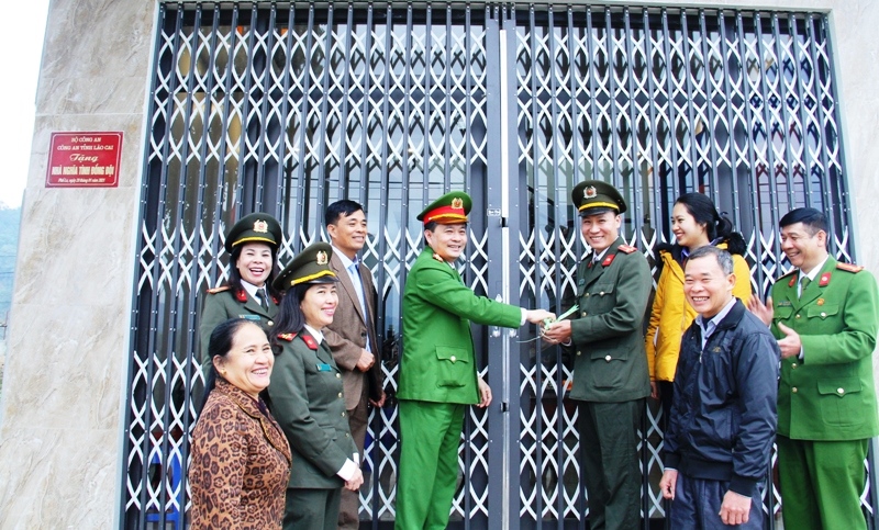 Trao nhà tình nghĩa cho Trung úy Nguyễn Văn Hiếu, cán bộ Công an huyện Bảo Thắng, Lào cai
