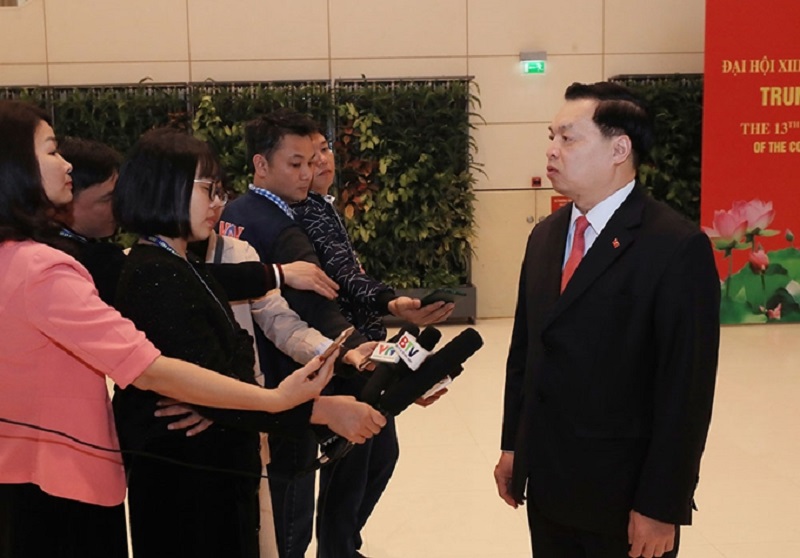 Đồng chí Lê Mạnh Hùng trả lời phỏng vấn của phóng viên bên lề Họp báo.