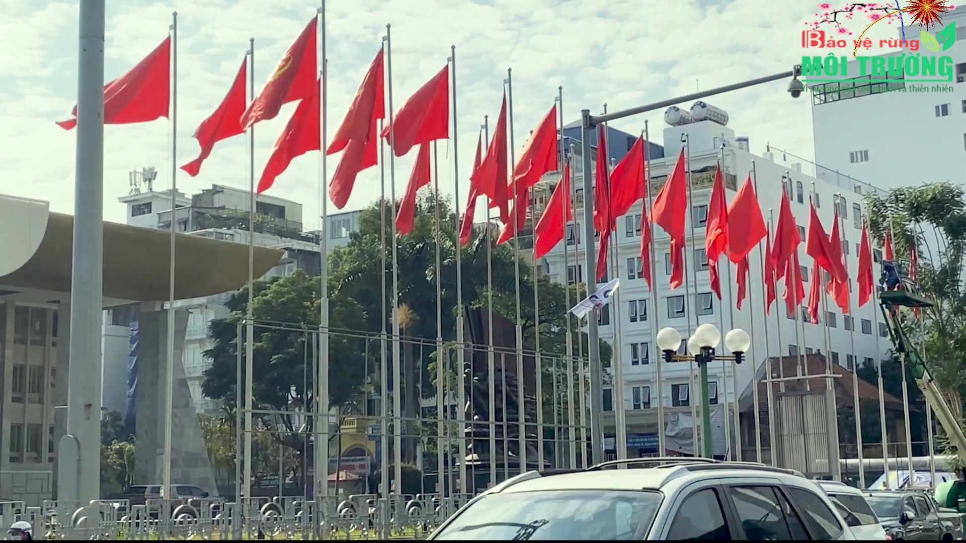 Thủ đô Hà Nội trang hoàng pano, áp-phích chào mừng Đại hội Đảng lần thứ XIII