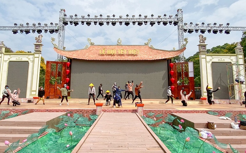 Các nghệ sĩ đang tập luyện tại sân khấu chính của chương trình chuẩn bị cho Lễ hội