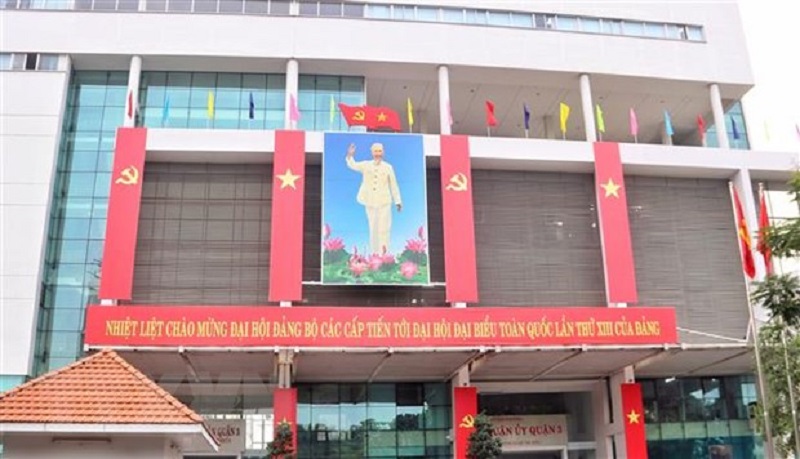 Các trụ sở cơ quan trang hoàng băng rôn, cờ hoa rực rỡ chào mừng Đại hội đại biểu toàn quốc lần thứ XIII của Đảng.