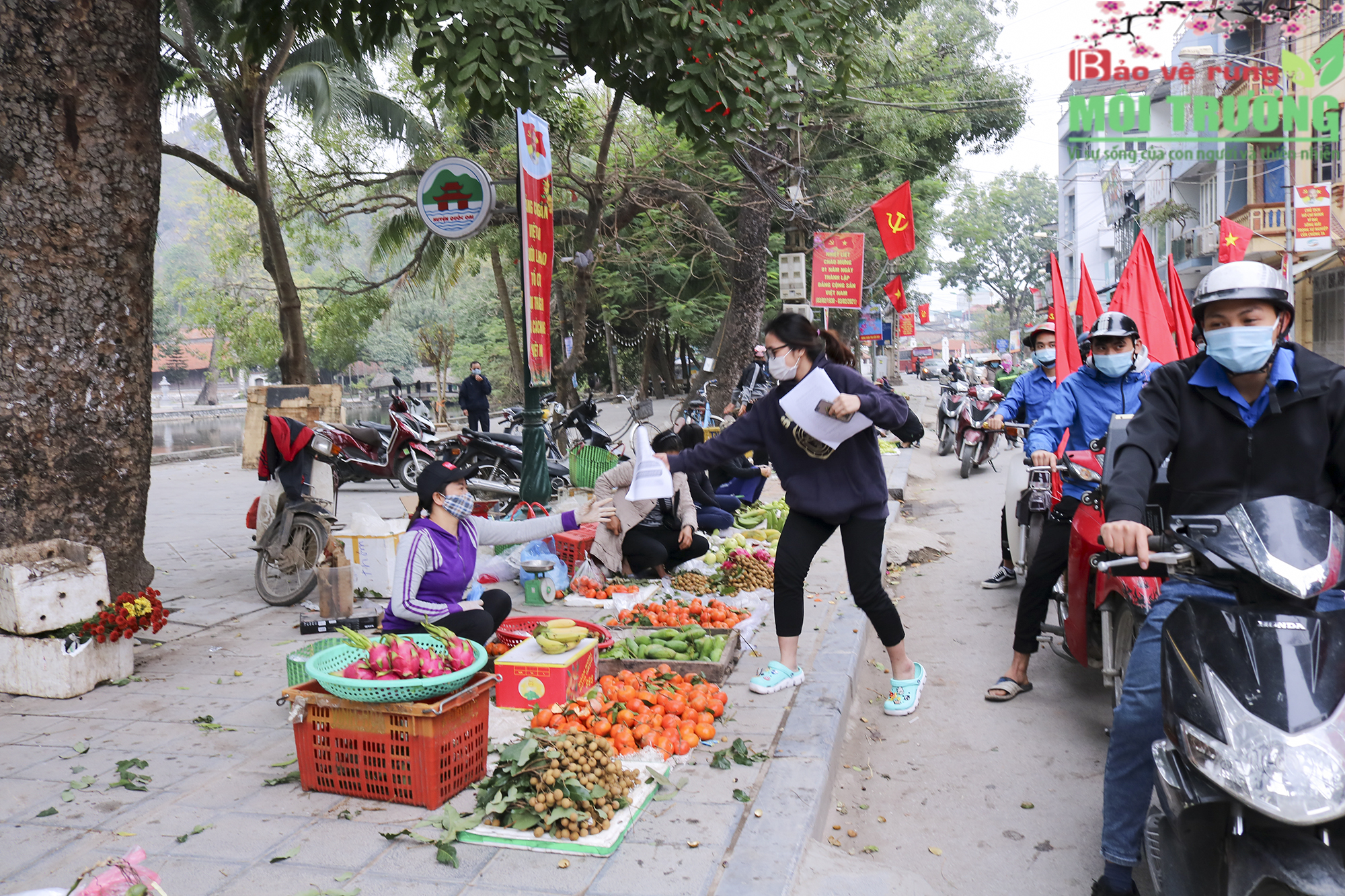 Đoàn thanh niên xã Sài Sơn tham gia tuyên truyền phòng dịch covid 19 tại Quốc Oai, Hà Nội.