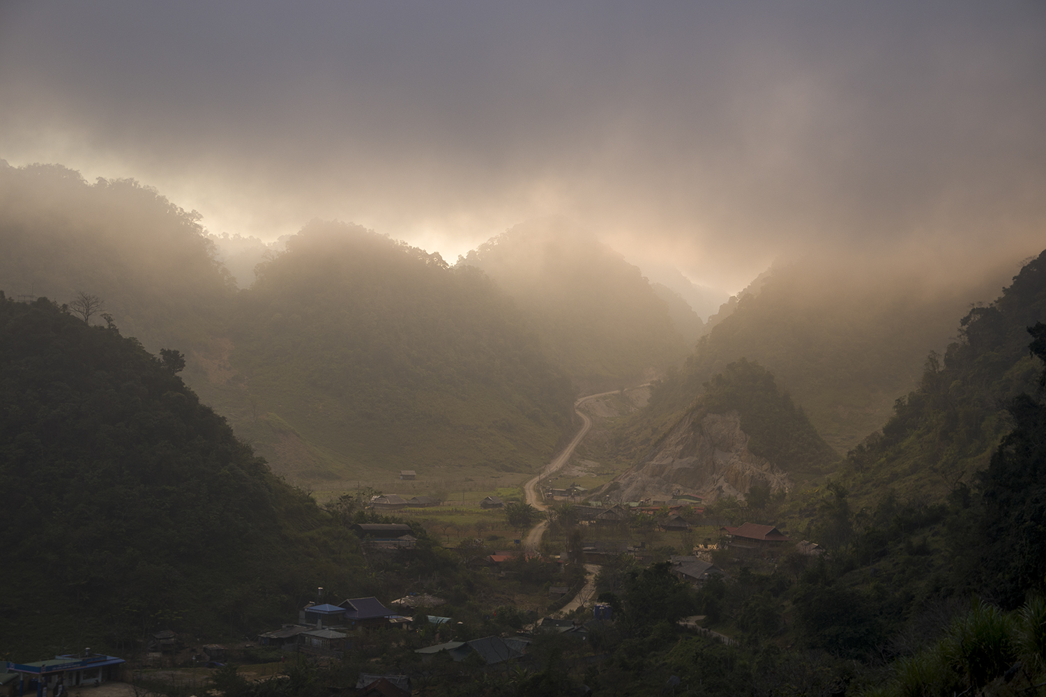 Thung lũng Hang Kia- Pà Cò đẹp như tranh lúc hoàng hôn buông xuống.