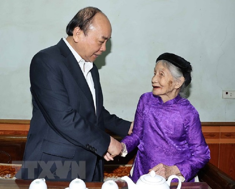 Thủ tướng Chính phủ Nguyễn Xuân Phúc thăm Mẹ Việt Nam Anh hùng Cao Thị Cơ ở tổ 8, phường Tân Quang, thành phố Tuyên Quang.
