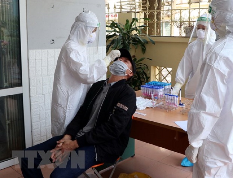 Nhân viên y tế lấy mẫu xét nghiệm SARS-CoV-2.