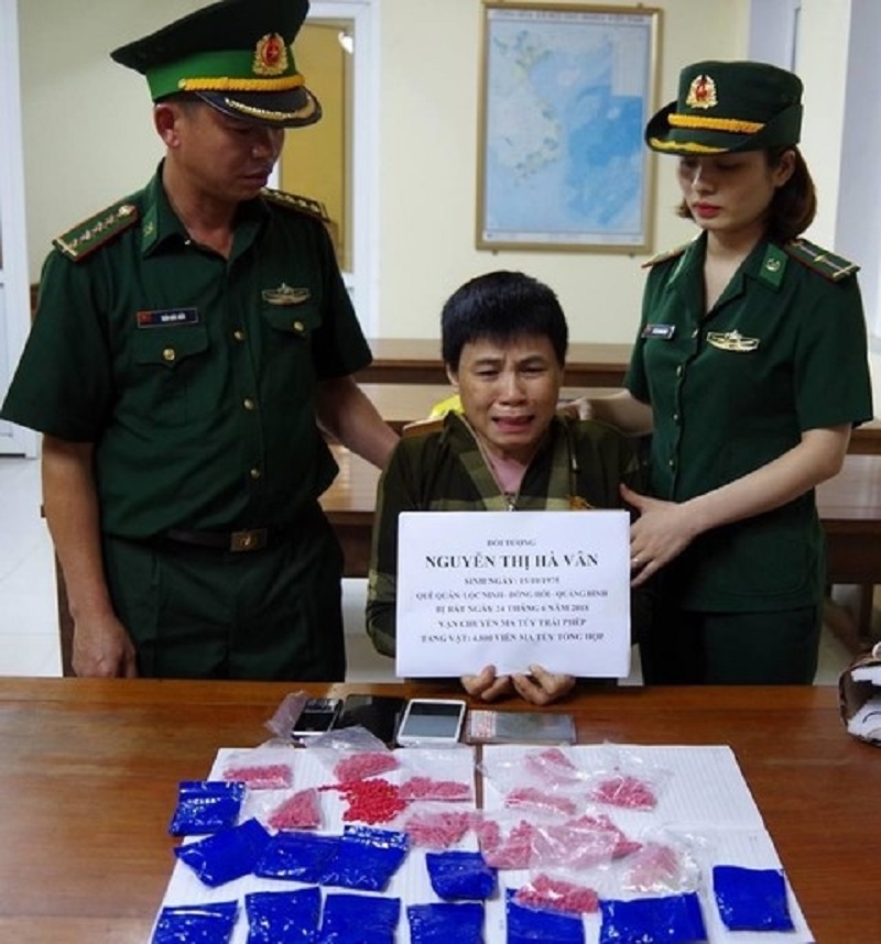 Trung úy QNCN Lê Thị Thanh Hòa cùng đồng đội trong vụ bắt giữ đối tượng vận chuyển 4.800 viên ma túy tổng hợp từ Lào về Việt Nam, tháng 6/2018