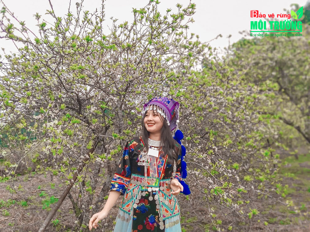 Người con gái H’Mông trong bộ trang phục truyền thống