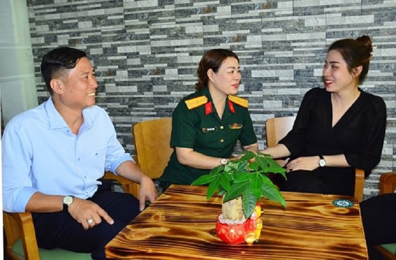 Với nữ thanh niên Nguyễn Đào Thúy Vy (áo đen), tình cảm với môi trường quân ngũ được hình thành từ nhỏ.