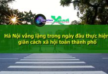 Trong ngày đầu tiên thực hiện Chỉ thị 16 của Thủ tướng Chính phủ, tại các tuyến phố trung tâm TP Hà Nội như Hàng Bông, quảng trường Đông Kinh Nghĩa Thục, Tràng Tiền… đường phố trở nên vắng người qua lại.