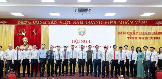 Công ty Cổ phần giấy GĐT đã được UBND tỉnh Nam Định trao Giấy chứng nhận đăng ký đầu tư Dự án nhà máy sản xuất giấy bao bì công nghệ cao từ nguyên liệu giấy phế liệu tái chế và bột giấy với tổng mức đầu tư trên 100 triệu USD